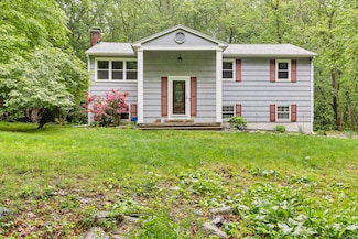 21 Pheasant Run Dr, Gales Ferry, CT 06335