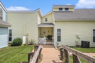 672 Harbor Dr, Azle, TX 76020