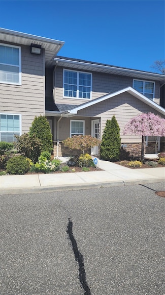 723 Carman Ave Unit 14, Westbury, NY 11590