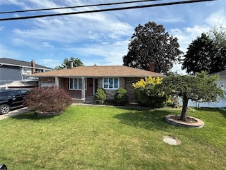 176 Floyd St, Brentwood, NY 11717