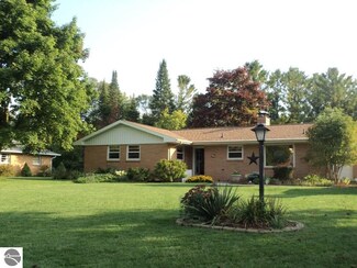 704 Sunset Ave, Clare, MI 48617