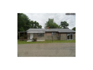 27422 Lake Point Dr, Beloit, OH 44609