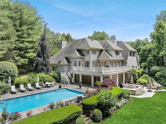 4 Pond Ln, Port Washington, NY 11050