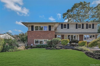 14 Genesee Dr, ComMacK, NY 11725