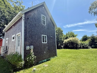 15 Carrolls Ln, Rockland, ME 04841