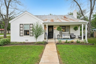 801 Bishop St, Smithville, TX 78957