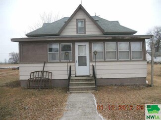 210 N 4th Ave, Nemaha, IA 50567