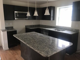 5 S Maxwell Ct, Worcester, MA 01607