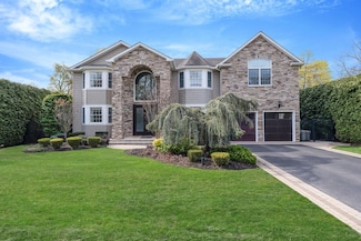 184 Hickory Ln, Smithtown, NY 11787