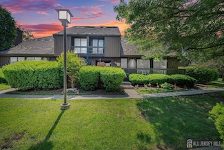 215 Kingsberry Dr, Somerset, NJ 08873