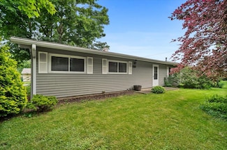 20 Fairlawn Dr, Clinton, IL 61727