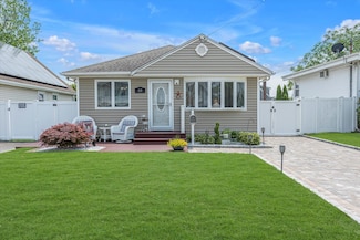 115 W Granada Ave, Lindenhurst, NY 11757