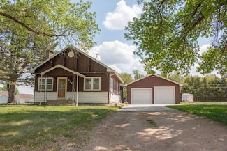 230 N 6th Ave, Burwell, NE 68823