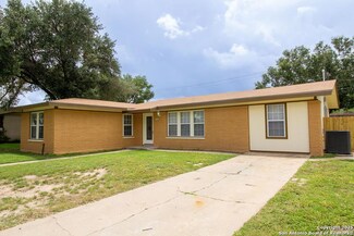 906 E Toledo St, Beeville, TX 78102