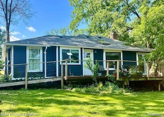 4995 Lockhart St, West Bloomfield, MI 48323
