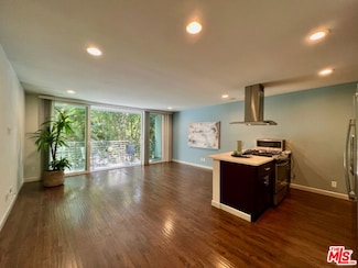 1920 N Hillcrest Rd Unit 4, Beverly Hills, CA 90210
