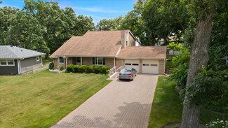 225 Ironwood Dr, Lindenhurst, IL 60046