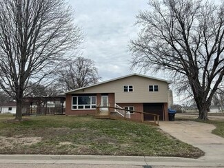 802 W Lancaster St, Blue Hill, NE 68930