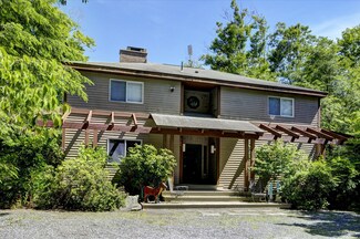 178 Chippewa Dr, Becket, MA 01223