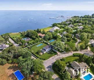2 Wyandotte Ln, Bellport, NY 11713