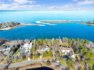 8 Duckwood Ln, Hampton Bays, NY 11946