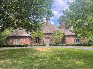 6725 Willow Ln, Mission Hills, KS 66208