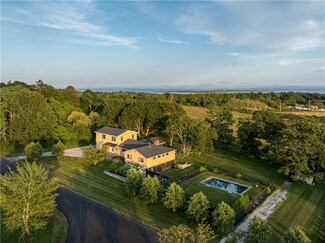 16 Sachuest Dr, Middletown, RI 02842