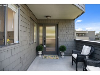 5620 S Riverside Ln Unit 3, Portland, OR 97239