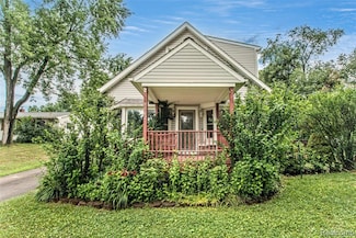 9042 Gale Rd, White Lake, MI 48386