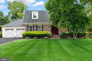 8 Holly Ln, Lawrence Township, NJ 08648