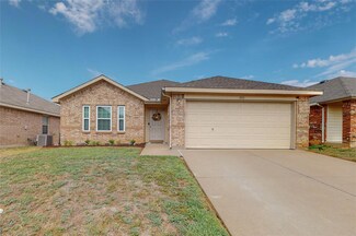 533 Fairbrook Ln, Fort Worth, TX 76140