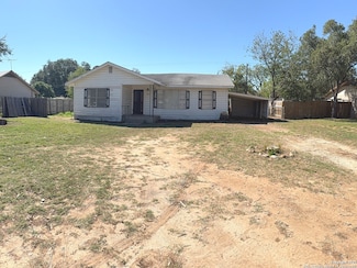 907 Dove Ave, Devine, TX 78016
