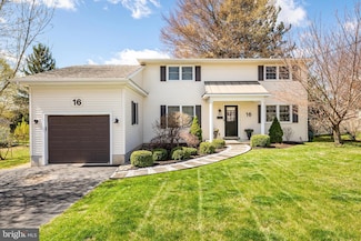 16 Crumley Ave, Malvern, PA 19355