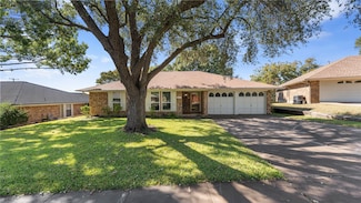 476 Meadowhill Dr, Benbrook, TX 76126