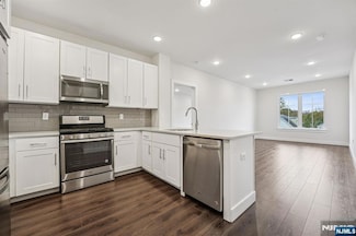 41 W Prospect St, Waldwick, NJ 07463