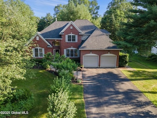 18 Beresford Rd, Ballston Lake, NY 12019