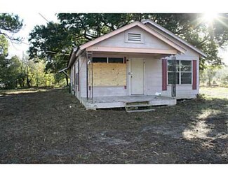 4424 Charles St, Moss Point, MS 39563