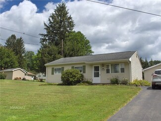 363 Lynnhaven Dr, Saegertown, PA 16433