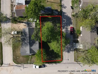 631 E Ireland St, Seguin, TX 78155