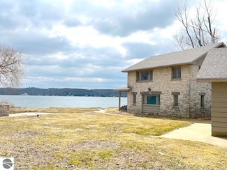 3171 Midway Dr, Onekama, MI 49675