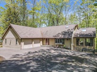 146 Cove Point Cir, Lakeville, PA 18438
