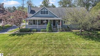 699 Harbor Dr, Manistee, MI 49660