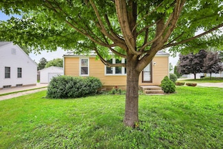 426 Hillcrest Dr, Sun Prairie, WI 53590