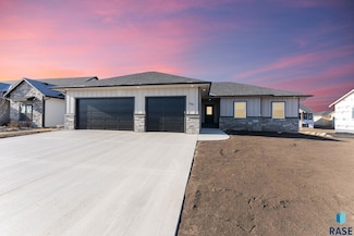905 Sundance St, Valley Springs, SD 57068