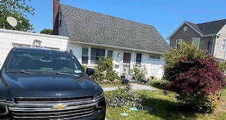 9 Clifton Dr, Patchogue, NY 11772