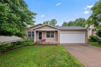 2805 Rose Acres Ln, Maryland Heights, MO 63043