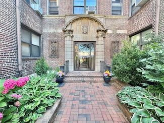 7 Bond St Unit 3Er, Great Neck, NY 11021
