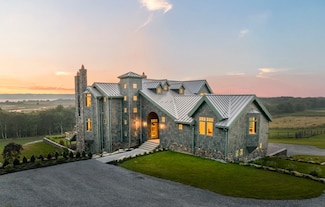 82 Nonquit Ln, Tiverton, RI 02878