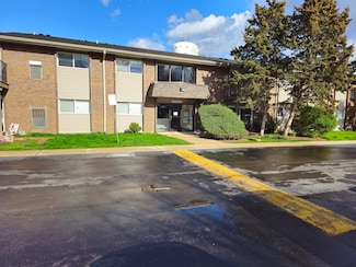 4425 Blackhawk Ln Unit 103, Lisle, IL 60532