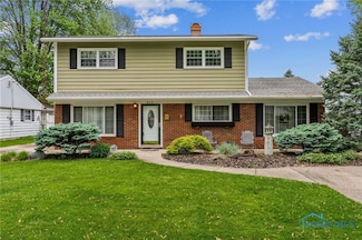 832 Maple Ln, Waterville, OH 43566